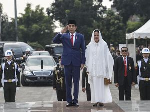 Jokowi Lepas Bu Ani: Flamboyan Telah Pergi Namun Tetap di Hati Jokowi Lepas Bu Ani: Flamboyan Telah Pergi Namun Tetap di Hati
