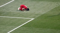 Mohamed Salah langsung sujud syukur usai membobol gawang Tottenham. Sergio Perez/Reuters.