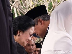 SBY Salami Megawati di Pemakaman Ani Yudhoyono