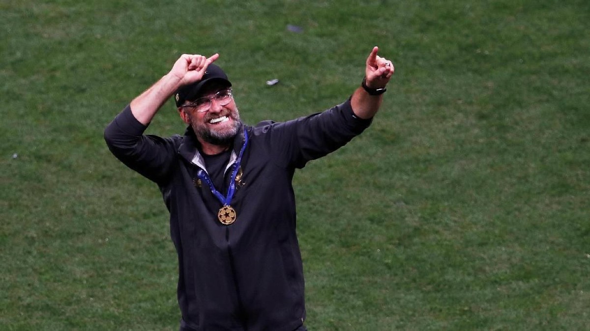 Juergen Klopp akhirnya mengangkat trofi setelah gagal di enam laga final. (Foto: Sergio Perez/Reuters)