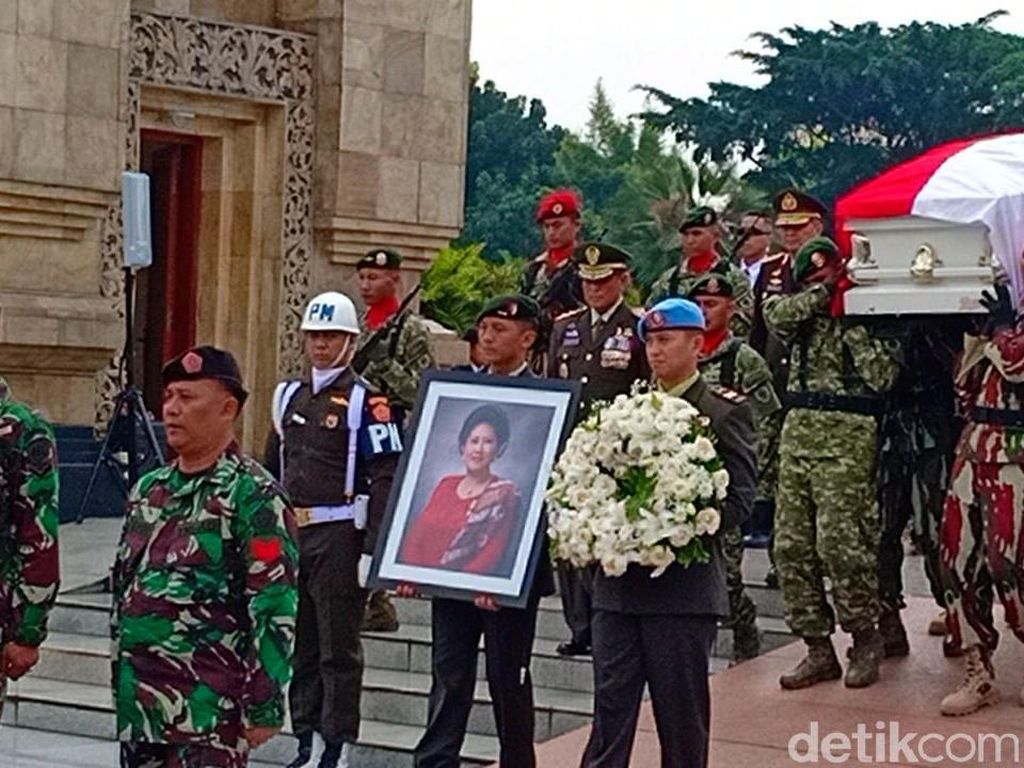 Tarzan Srimulat hingga Arumi Bachsin Hadiri Pemakaman Ani Yudhoyono Tarzan Srimulat hingga Arumi Bachsin Hadiri Pemakaman Ani Yudhoyono