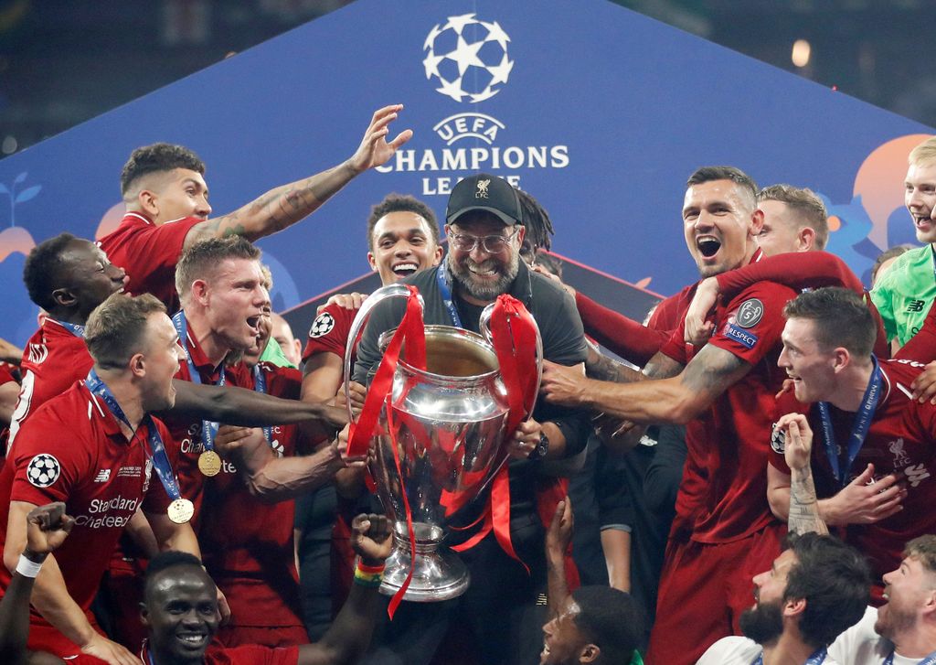 Soccer Football - Champions League Final - Tottenham Hotspur v Liverpool - Wanda Metropolitano, Madrid, Spain - June 1, 2019  Liverpool manager Juergen Klopp celebrates with the trophy and his players after winning the Champions League Final  REUTERS/Carl Recine     TPX IMAGES OF THE DAY