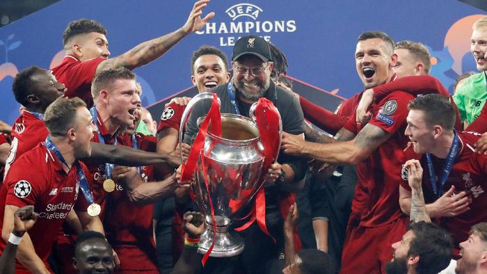 Juergen Klopp akhirnya merasakan mengangkat trofi Liga Champions (Foto: Carl Recine/Reuters)