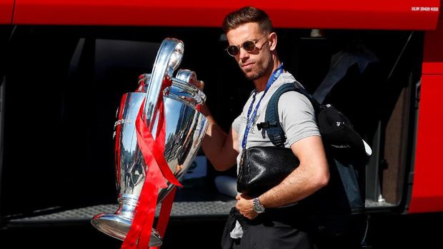 Jordan Henderson menenteng trofi Liga Champions