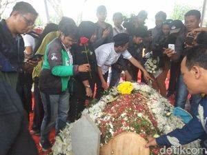 Warga Ramai-ramai Tabur Bunga di Makam Ani Yudhoyono Warga Ramai-ramai Tabur Bunga di Makam Ani Yudhoyono