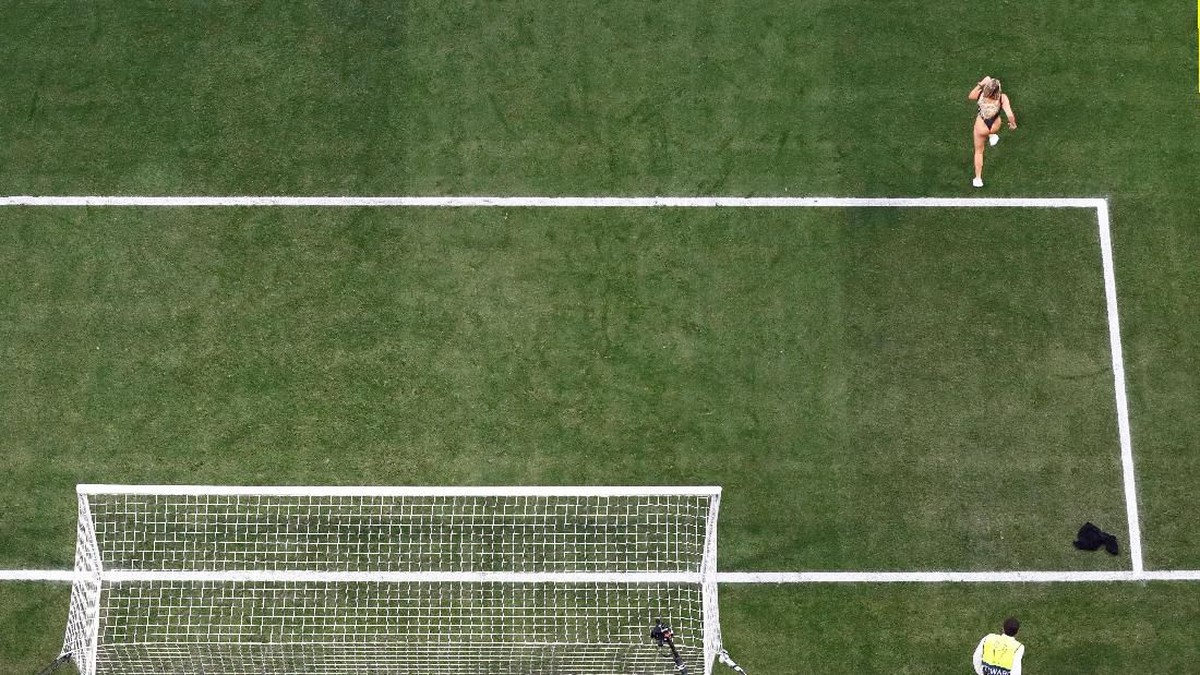 Penyusup berbikini di final Liga Champions 2019 antara Tottenham vs Liverpool (REUTERS/Pawel Kopczynski)
