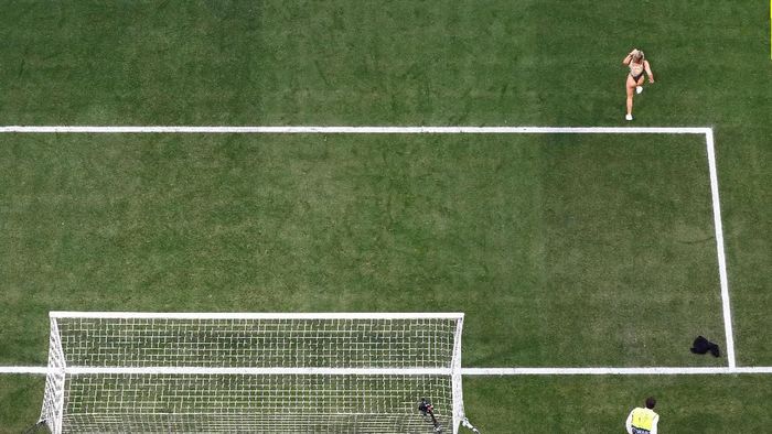 Penyusup berbikini di final Liga Champions 2019 antara Tottenham vs Liverpool (REUTERS/Pawel Kopczynski) Penyusup berbikini di final Liga Champions 2019 antara Tottenham vs Liverpool (REUTERS/Pawel Kopczynski)