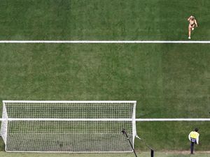 Penyusup Berbikini di Final Liga Champions