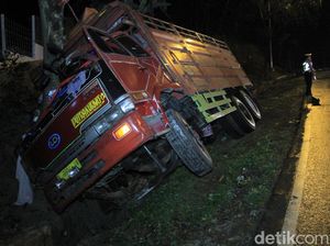 Jalan Licin, Truk Tergelincir dan Tabrak Pohon di Jalur Nagreg