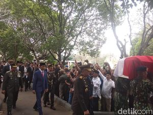 Jokowi Salami SBY, Lalu Ikut Berjalan Iringi Jenazah Ani Yudhoyono