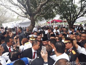 Warga Rebutan Salaman dengan SBY Usai Pemakaman Ani Yudhoyono Warga Rebutan Salaman dengan SBY Usai Pemakaman Ani Yudhoyono