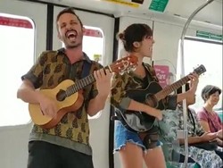 Ngamen di MRT dan Minta Donasi, Aksi Turis Ini Bikin Netizen Kesal