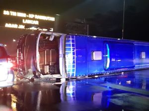 Bus Terguling di Tol Jagorawi, 9 Orang Terluka