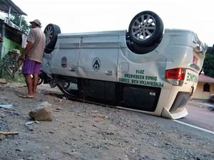 Ambulans Pemkab Ciamis Terguling Usai Antar Pasien ke Banyumas