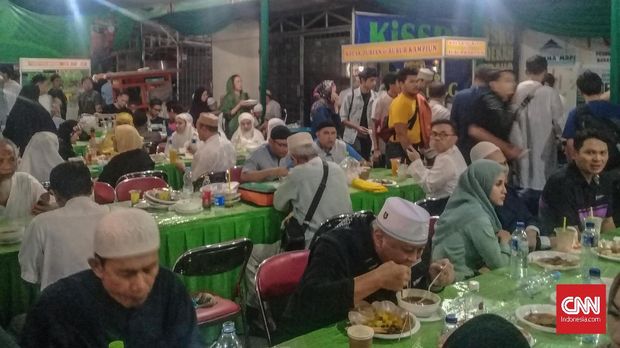 Santap sahur disediakan di Masjid Raya Pondok Indah.