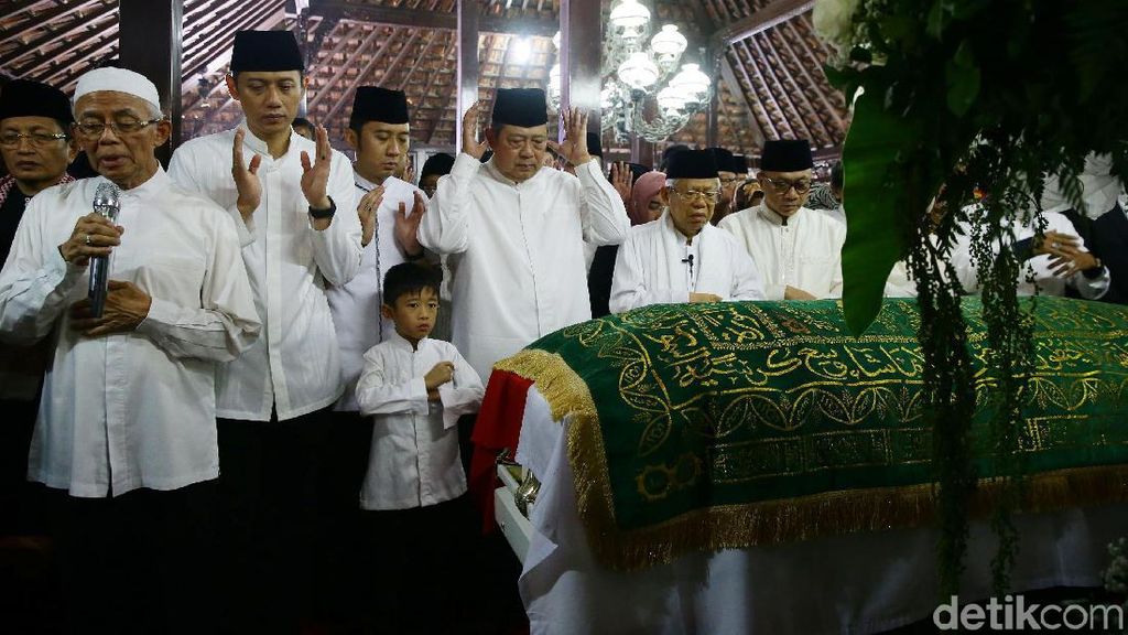 Potret Maruf Amin Imami Salat Jenazah Ani Yudhoyono di Cikeas Potret Maruf Amin Imami Salat Jenazah Ani Yudhoyono di Cikeas