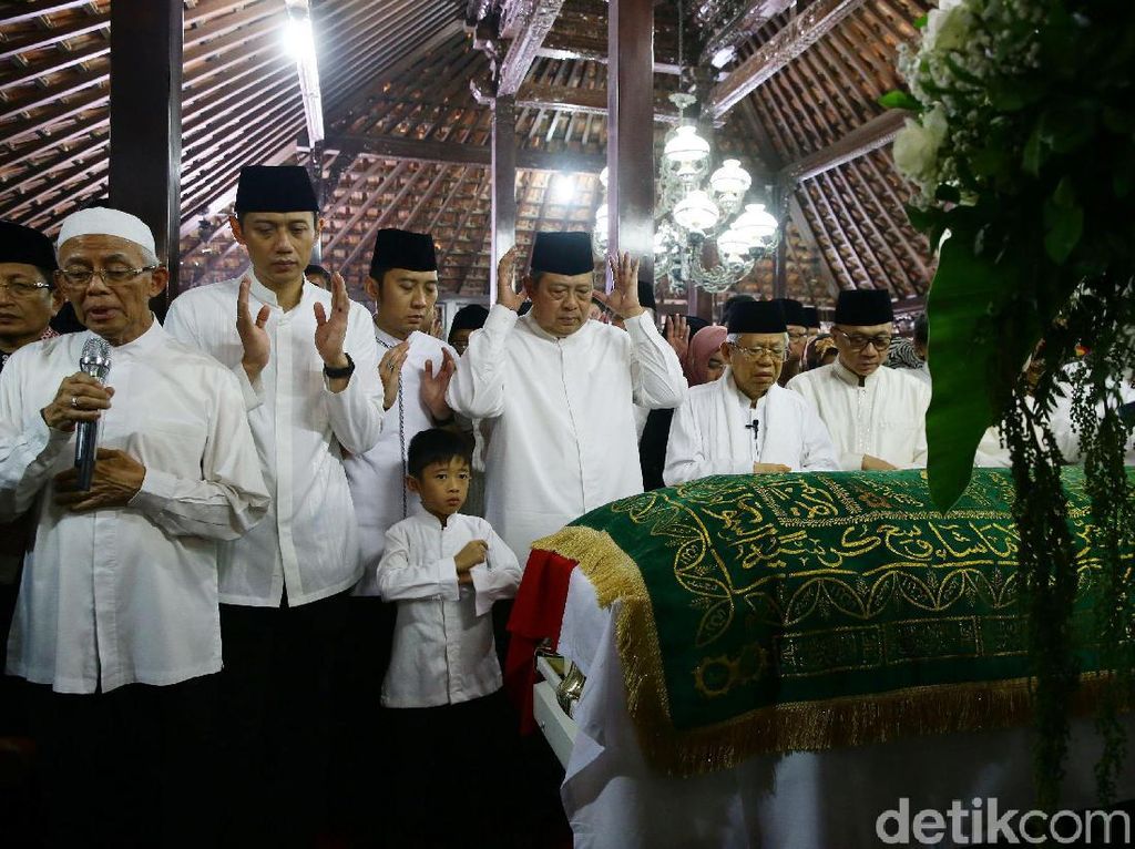 Potret Maruf Amin Imami Salat Jenazah Ani Yudhoyono di Cikeas Potret Maruf Amin Imami Salat Jenazah Ani Yudhoyono di Cikeas