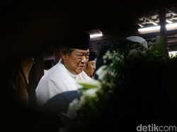 Air Mata SBY Menetes Lagi di Depan Pusara Ani Yudhoyono
