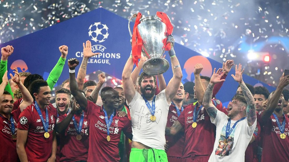 Alisson Becker tak mau jauh-jauh dari trofi Liga Champions. (Foto: Michael Regan/Getty Images)