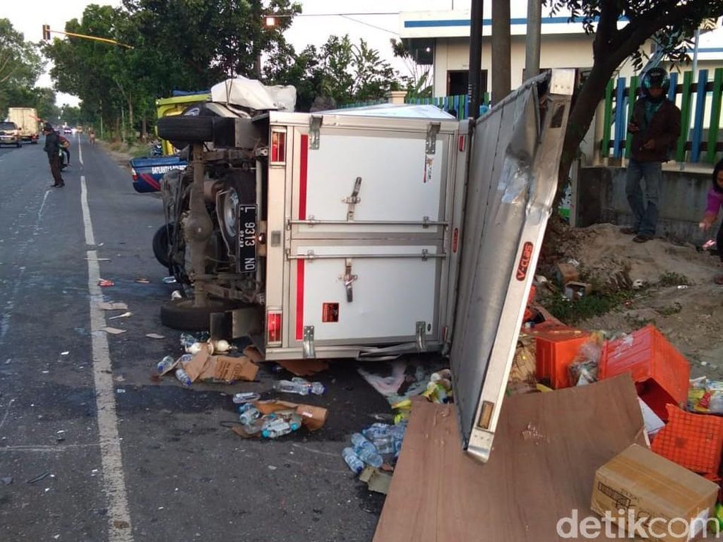 Mobil Boks Tabrak Bus di Jalur Arteri Jombang, 4 Luka dan 1 Orang Tewas