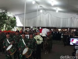Dilepas Secara Militer, Jenazah Ani Yudhoyono Dibawa ke TMP Kalibata