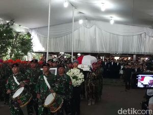 Dilepas Secara Militer, Jenazah Ani Yudhoyono Dibawa ke TMP Kalibata Dilepas Secara Militer, Jenazah Ani Yudhoyono Dibawa ke TMP Kalibata