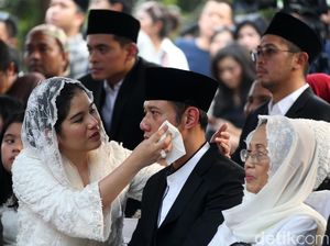 Annisa Pohan Posting Ucapan Kangen saat Bu Ani Masih Dirawat Annisa Pohan Posting Ucapan Kangen saat Bu Ani Masih Dirawat