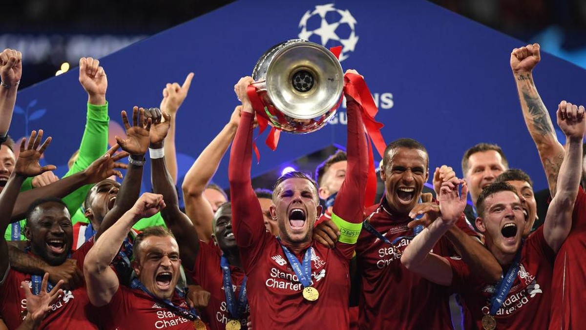 Pemain Liverpool mengangkat trofi jara Liga Champions 2018/2019. (Foto: Matthias Hangst/Getty Images)