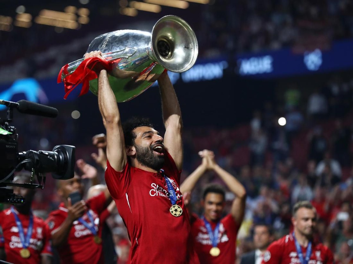 Mohamed Salah mengangkat trofi Liga Champions bersama Liverpool. (Foto: Clive Rose/Getty Images)