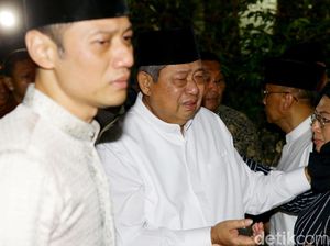 Tangis dan Haru Sambut Kedatangan Jenazah Ani Yudhoyono di Cikeas Tangis dan Haru Sambut Kedatangan Jenazah Ani Yudhoyono di Cikeas