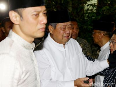 Tangis dan Haru Sambut Kedatangan Jenazah Ani Yudhoyono di Cikeas