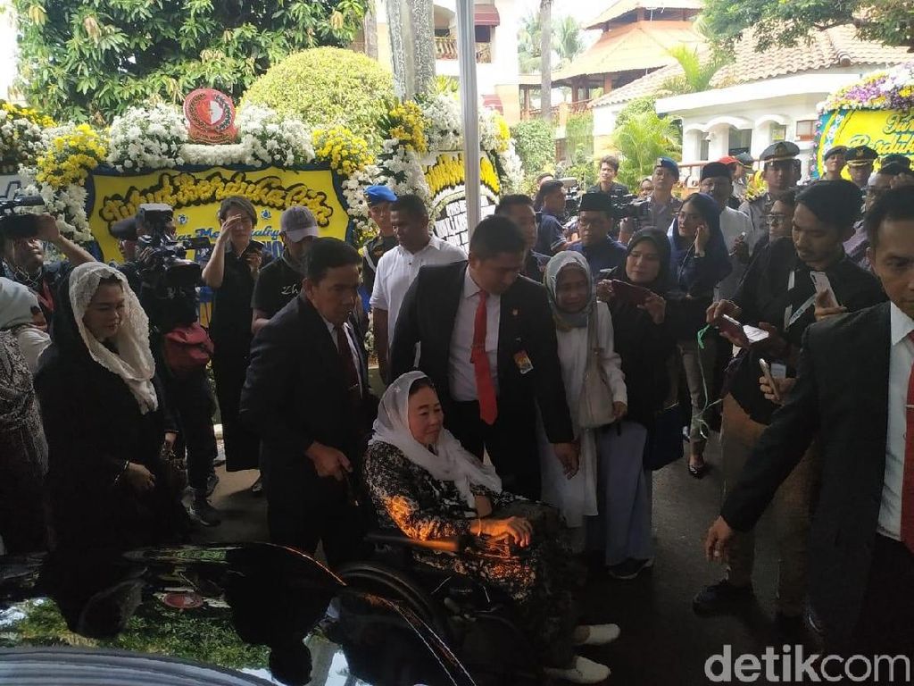 Sinta Nuriyah dan Yenny Wahid Melayat Ani Yudhoyono Sinta Nuriyah dan Yenny Wahid Melayat Ani Yudhoyono