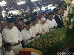 Maruf Amin Pimpin Salat Jenazah Ani Yudhoyono di Pendopo Rumah SBY