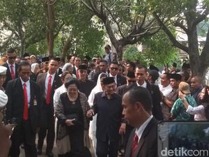Megawati dan Habibie Jalan Berdampingan di Pemakaman Ani Yudhoyono
