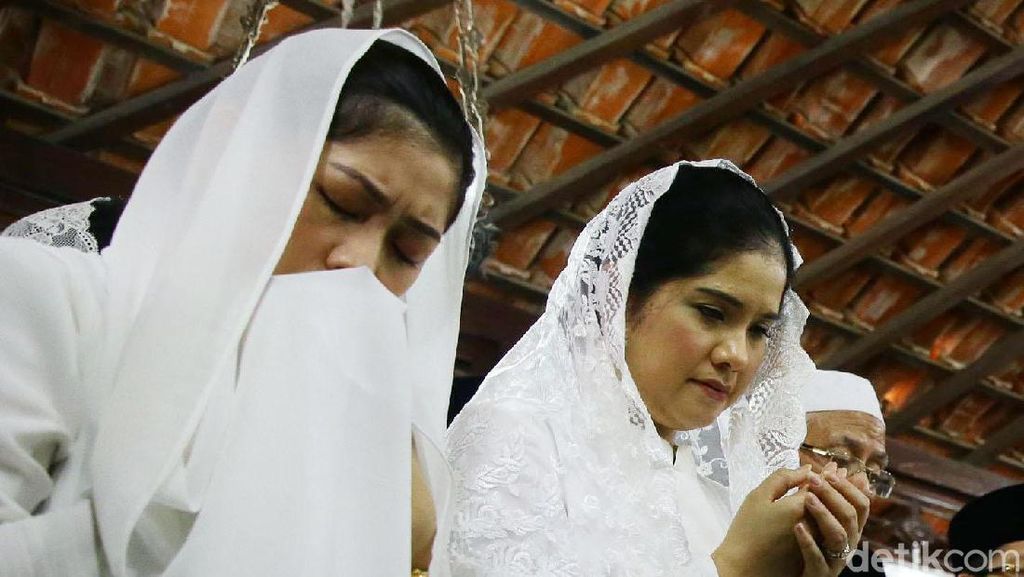 Ekspresi Annisa Pohan dan Aliya Rajasa Saat Doakan Ani Yudhoyono Ekspresi Annisa Pohan dan Aliya Rajasa Saat Doakan Ani Yudhoyono