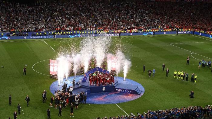 Penampakan pesta juara Liga Champions Liverpool di Stadion Wanda Metropolitano, Madrid, Spanyol, Minggu (2/6/2019) dini hari WIB. (Foto: Mike Hewitt/Getty Images) Penampakan pesta juara Liga Champions Liverpool di Stadion Wanda Metropolitano, Madrid, Spanyol, Minggu (2/6/2019) dini hari WIB. (Foto: Mike Hewitt/Getty Images)