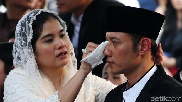 Agus Yudhoyono saat pemakaman Ani Yudhoyono