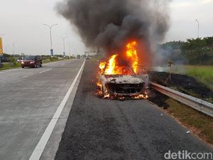 Mobil Pemudik Terbakar di Tol Mojokerto, Satu Keluarga Asal Kediri Selamat