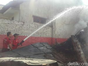 Bakar Tumpukan Sampah, Sebuah Rumah di Situbondo Hangus Terbakar