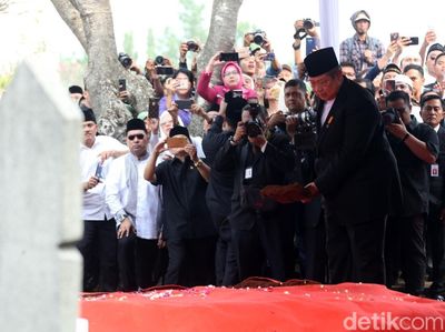 Detik-detik Pemakaman Ani Yudhoyono di TMP Kalibata