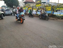 Karangan Bunga untuk Ani Yudhoyono Berjejer dari Cikeas-Jl Alternatif Cibubur