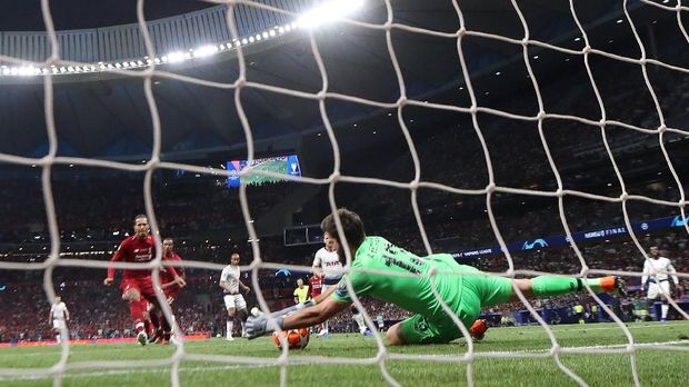 Lucas Moura nyaris mencetak gol penyama kedudukan untuk Tottenham.