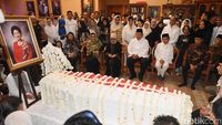 Potret Jokowi-Habibie Melayat ke Rumah Duka Cikeas