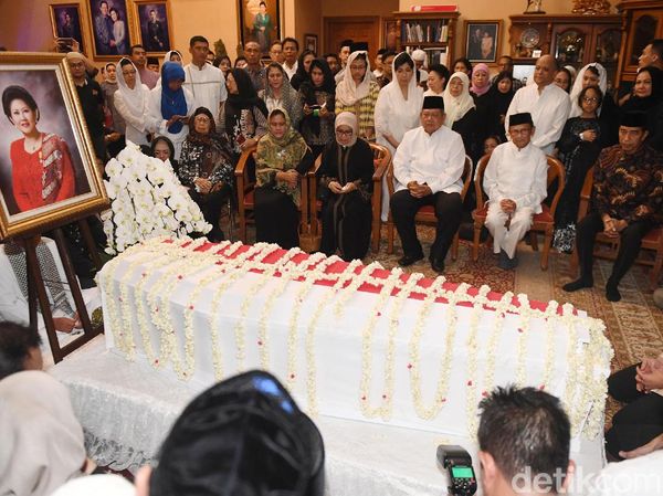 Potret Jokowi-Habibie Melayat ke Rumah Duka Cikeas