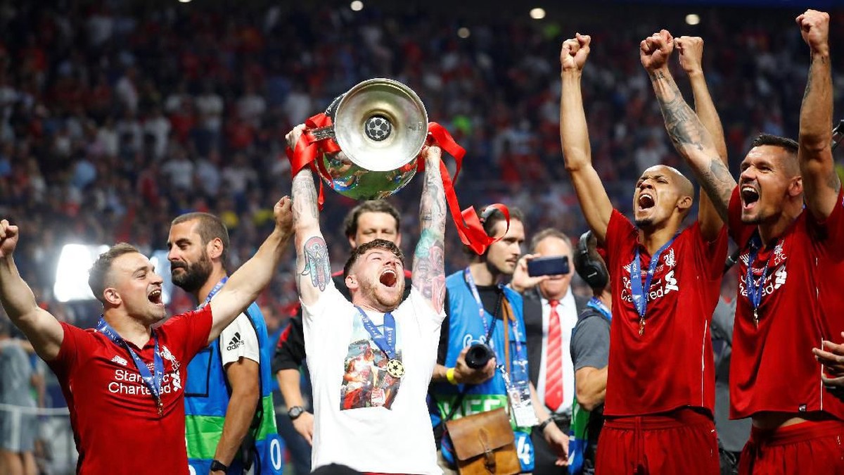 Alberto Moreno mengangkat trofi Liga Champions. (Foto: Kai Pfaffenbach/Reuters)