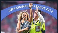 Selain itu, ada juga meme yang memperlihatkan penyusup yang layak mendapatkan trofi. Ya, di final Liga Champions, penyusup wanita berbikini sempat menginterupsi laga Tottenham Hotspur vs Liverpool, menjadi hiburan di tengah ritme pertandingan yang cukup lambat. (Foto: Internet/Twitter)