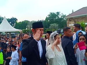 Tinggalkan TMP Kalibata, AHY Beri Penghormatan Terakhir Tinggalkan TMP Kalibata, AHY Beri Penghormatan Terakhir