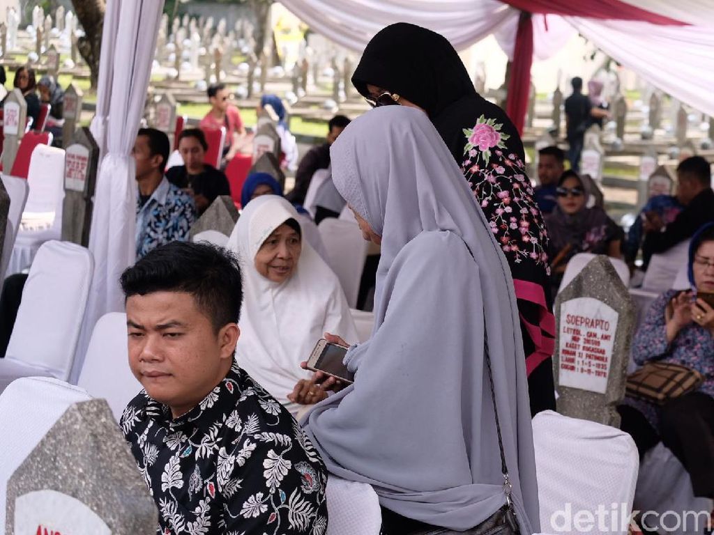 Ani Yudhoyono Dimakamkan Sore Ini, Warga Mulai Berdatangan ke TMP Kalibata Ani Yudhoyono Dimakamkan Sore Ini, Warga Mulai Berdatangan ke TMP Kalibata