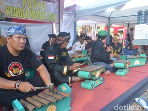 Macan Ali Kesultanan Cirebon Manjakan Pemudik dengan Alunan Gamelan
