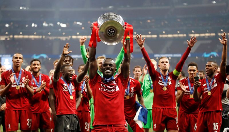 Sadio Mane mengangkat trofi Liga Champions Soccer Football - Champions League Final - Tottenham Hotspur v Liverpool - Wanda Metropolitano, Madrid, Spain - June 1, 2019 Liverpool's Sadio Mane celebrates with the trophy after winning the Champions League Final REUTERS/Carl Recine